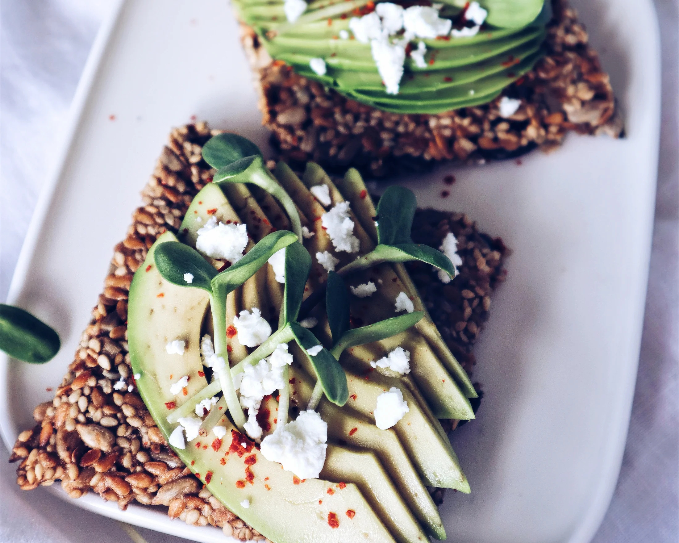   Tervislik ja krõbe suupiste! 🌿🥑 🌱 Valmista ise toitaineterikas ja maitsev näkileib! See seemnetest ja tatrajahust valmistatud krõbe suupiste on suurepärane al