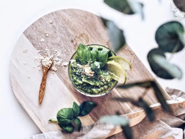 Kodune pesto toitainepärmi helvestega - Puhdas+ retsept